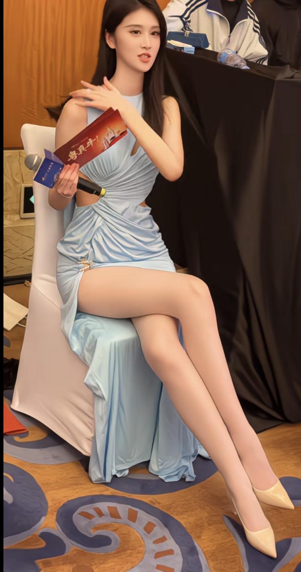 优雅蓝裙美少女，手持麦克风，自信满满！💃✨