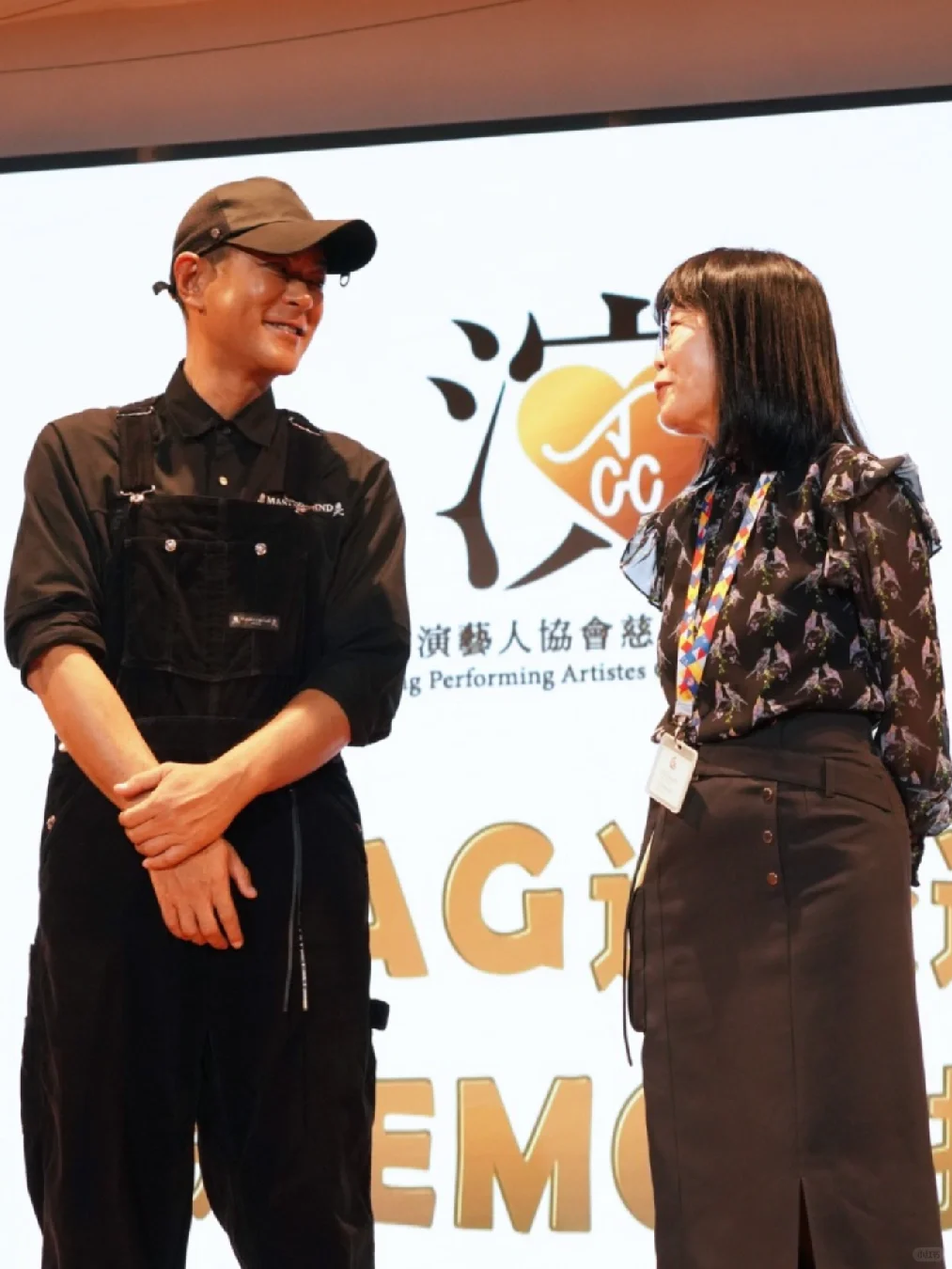 古天乐回母校唱《男朋友》！厕所撞头：真的高了