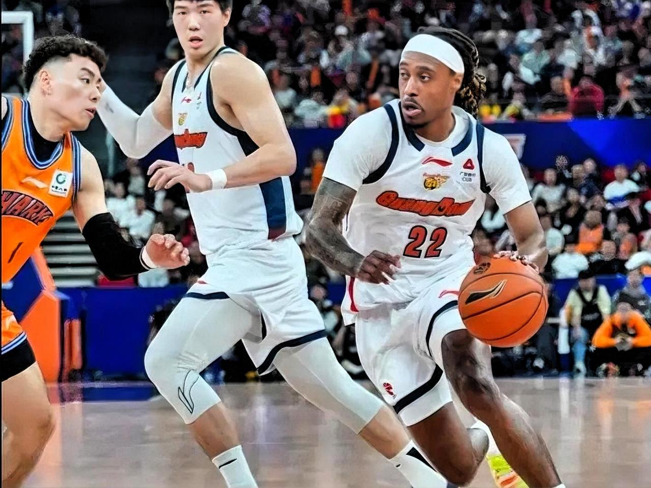 2025-2026 赛季广东男篮的表现（多次被逆转、内线失守、外援失衡），球队急