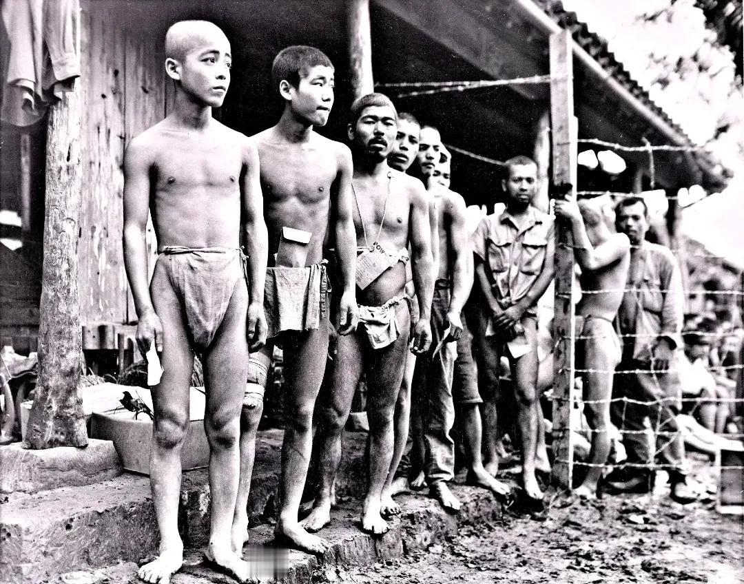 1945年，冲绳战役中，被俘虏的日军士兵，一个个面如死灰，看起来年龄不大，由于怕