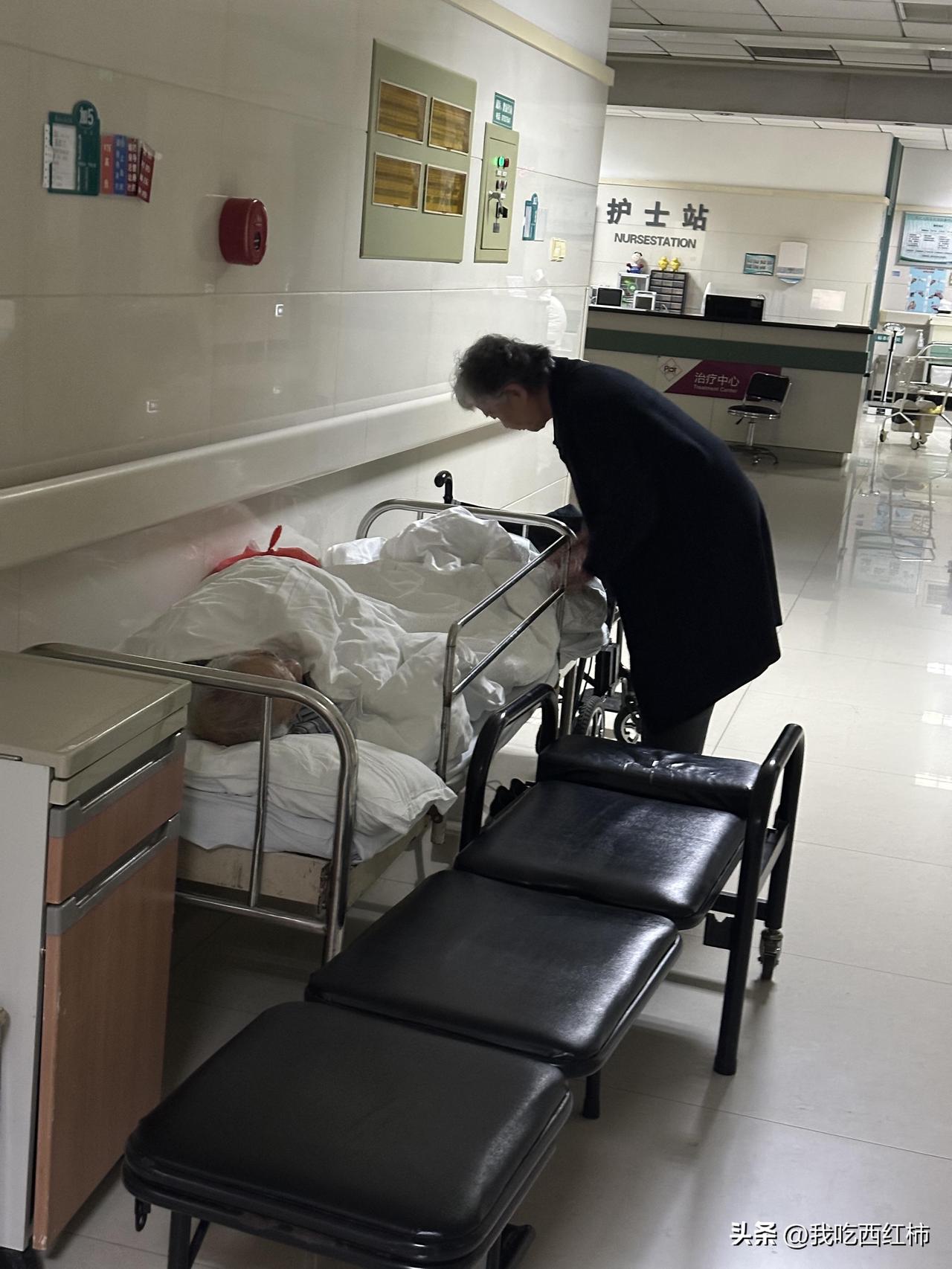 85岁的老夫妻深夜在医院走廊加床互相照顾，看的人生百味，不由感概家人和自己身体健