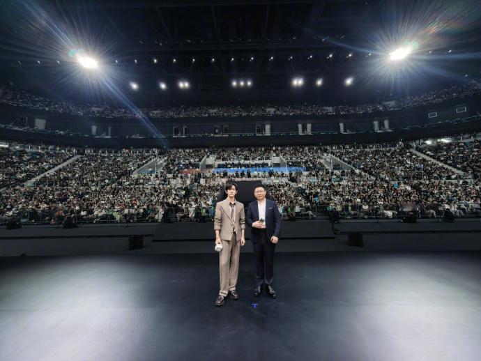 易烊千玺现身华为Pura90发布会 余总真好，也是和易烊千玺合影上了有多少人羡慕