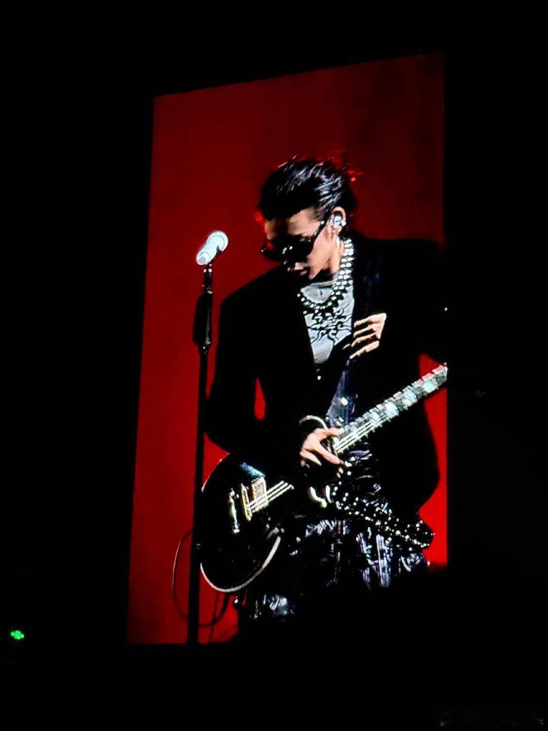 这是颁奖盛典还是打歌舞台 昨晚的盛典表演段落也太密集了，弦子打头阵，吉克隽逸接棒