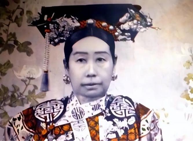 一天，12岁的同治帝，去给母亲慈禧请安。不料，他刚走进门，便被眼前一幕惊呆了，慈