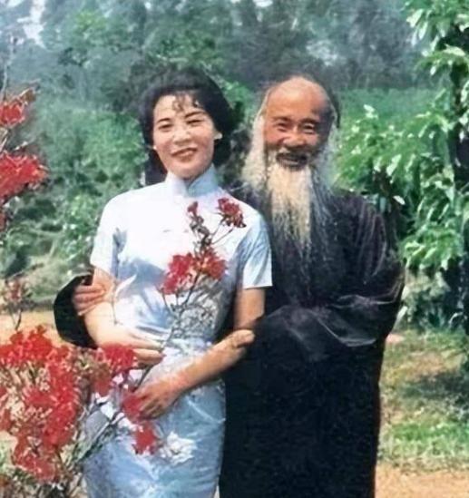 [微风]1945年，张大千收了个16岁的女徒弟。结果女徒弟画技还没进步，肚子先大