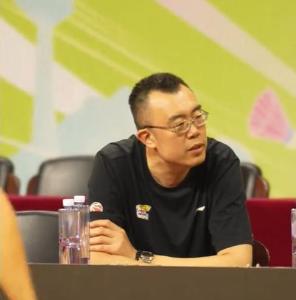 韩德君心满意足了，辽宁球迷悬着的心也落下了！从球员到副总，大韩最牛的地方不是资历
