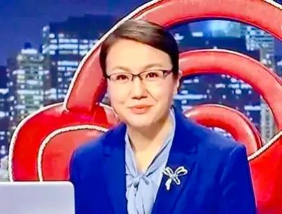 李莉是一位才华与美貌于一身的女性，同时也是中国国防大学的教授和央视军事特约评论员