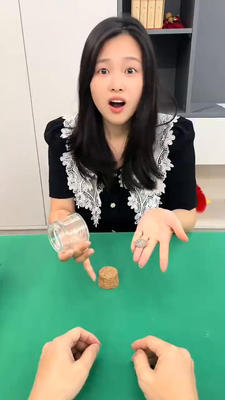 大家好，一个空空的瓶子，一个盖子，把盖子盖在瓶子的上方没有任何的问题。接下来轻轻