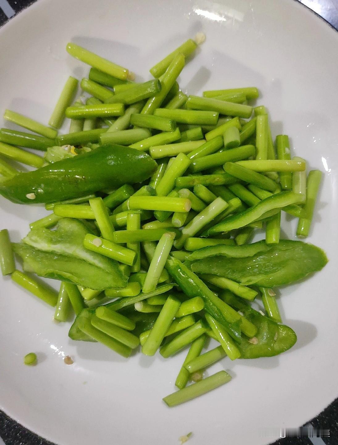 这才是新鲜蒜苔的神仙吃法，大老爷们的最爱，鲜辣脆爽，吃饭时来这么一小碟，简直是下