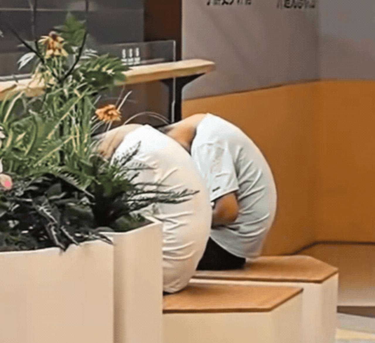 “彻底废了！”山东，一名女子逛商场，看到不远处有两个男孩低着头不知道在干什么，于