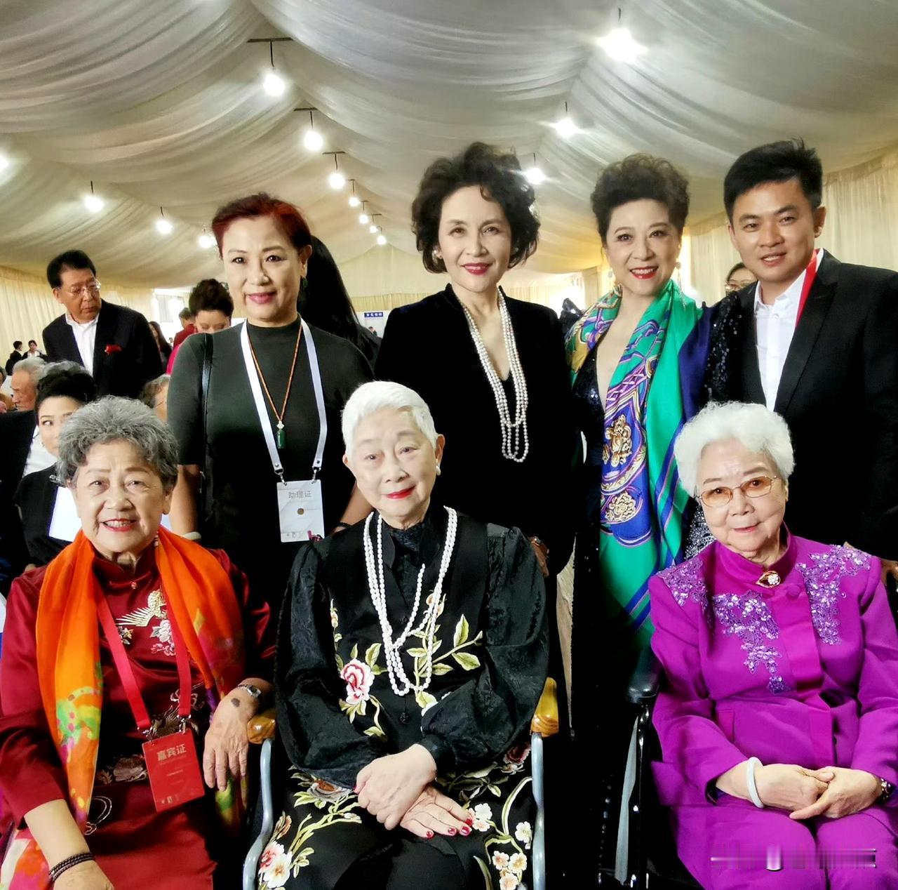 三位白发艺术家最亮眼，她们和蔼可亲，气质高雅，都是长寿老人，真正诠释了何谓“夕阳