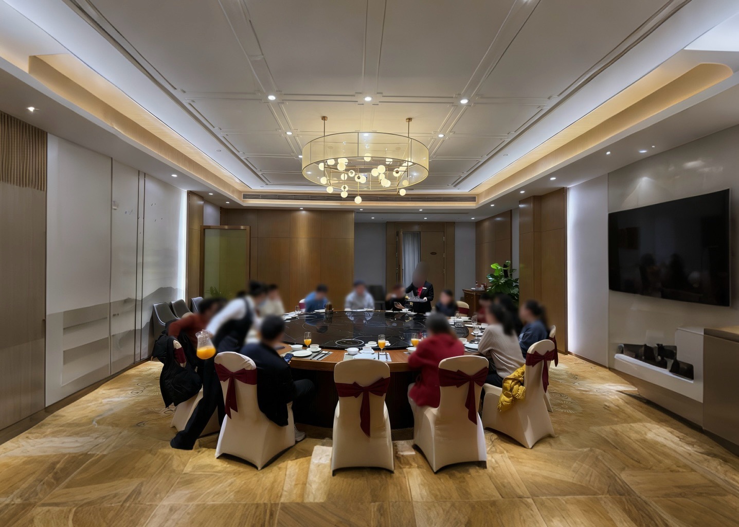 去年在这个厅吃，今年还是这个厅。去年是这些人，今年还是这些人，没多一个，也没少一