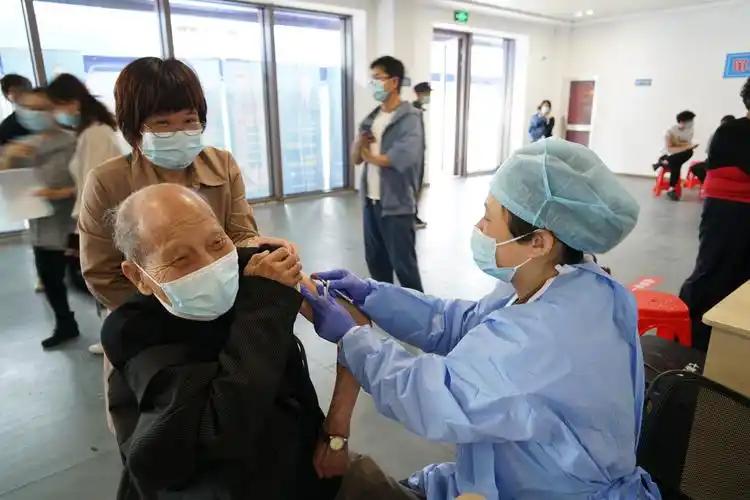 中央财政专款为农村65岁以上老人免费打流感疫苗,怎么就成了"定点清除"？
这次免
