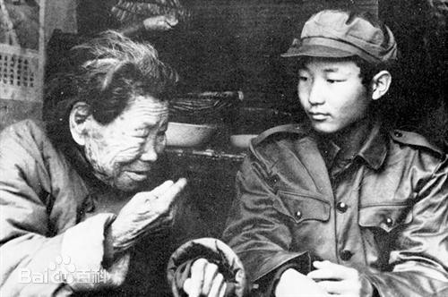 1941年11月3日夜，日军突袭山东纵队司令部。血战后部队转移，一名重伤的小战士