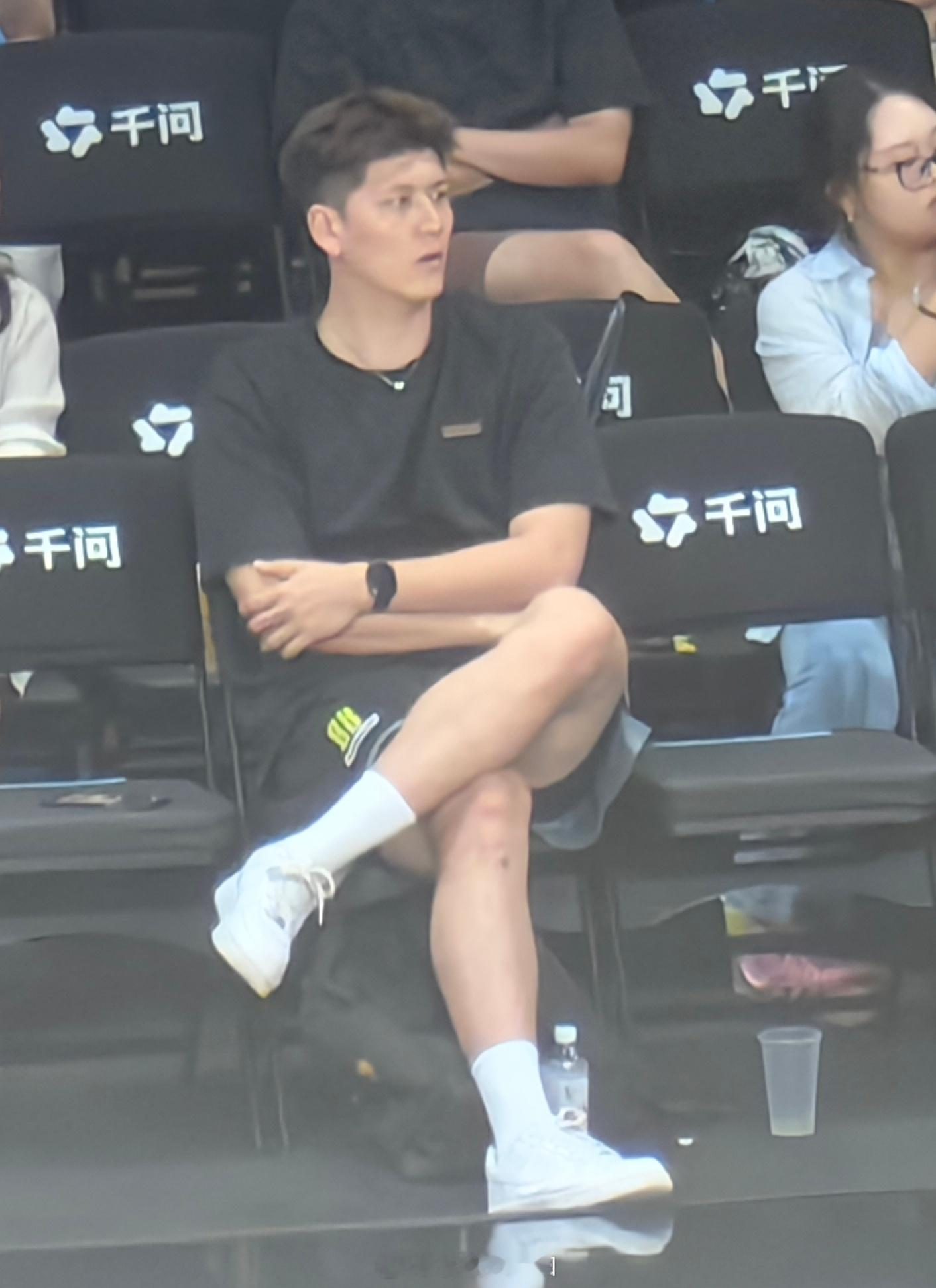 AUBL2026看比赛的时候，看到对面有个人，坐的又孤独又眼熟。拉近长焦镜头看了