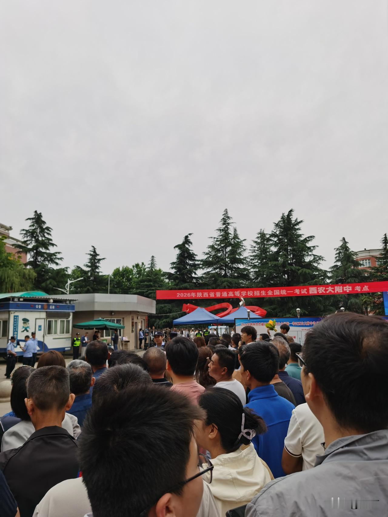 2026年高考第一天，各考点外满是焦急等候的家长。首日考试科目为语文和数学，陕西