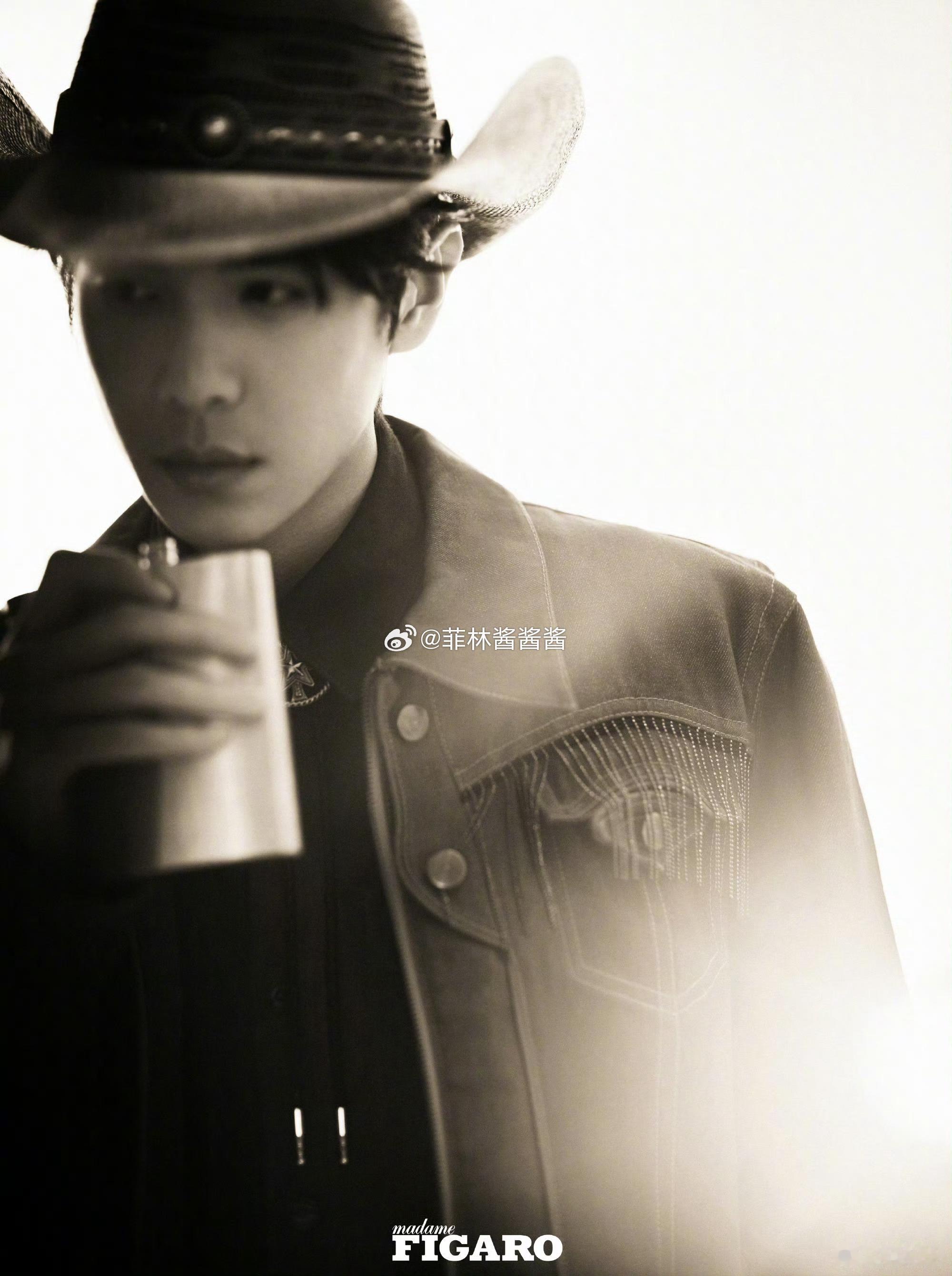 张若昀跳车顶那一下  张若昀晒杂志图 张若昀真的好帅，有一种狂野的 