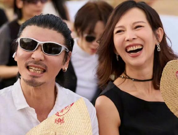 蔡少芬与张晋夫妇出席了白举纲的婚礼。
白举纲于2026年9月17日，在敦煌的戈壁