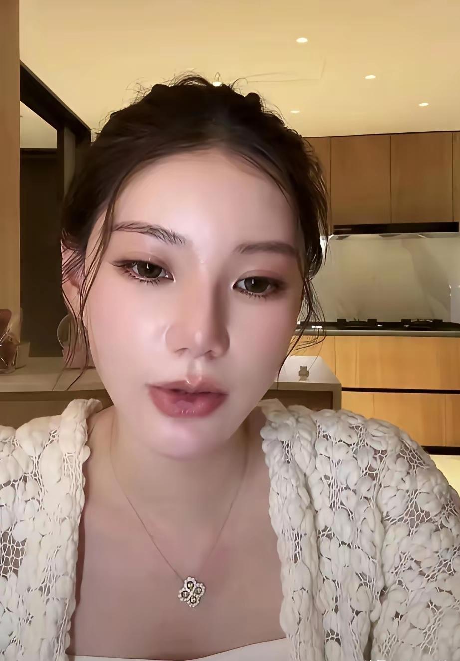 汪小菲老毛病又犯了！

马筱梅昨天直播，坐在镜头前半天也不说话，看得出来，心情不