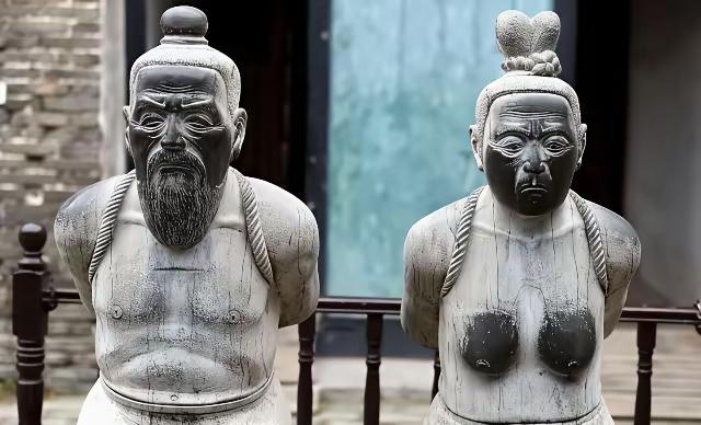 构陷岳飞致死与秦桧加官进爵有没有直接关系，我想正常是有的，做了赵构想做的事，如果