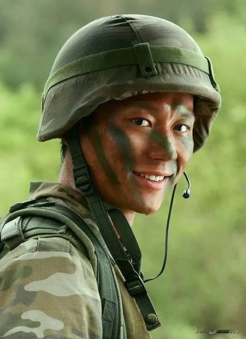 最近重温《士兵突击》，有点唏嘘的是——其实李晨真的演技还可以。吴哲的戏份虽然不多