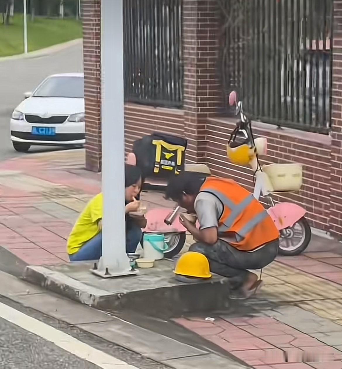 路过街头，突然发现一幅特温馨的画面。

看了，就觉得，俗话说的，也不太准。

这