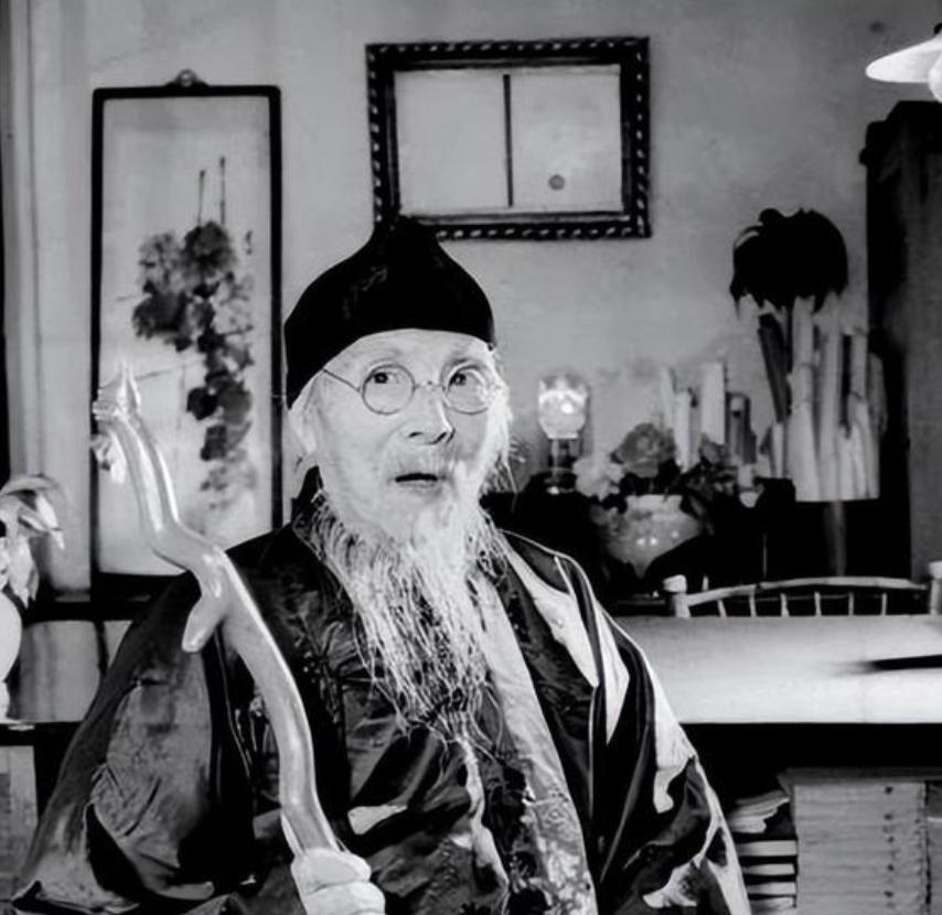 1926年，齐白石在北京刚买下个四合院，正缺个守门的。前清老太监尹春如找上门，说