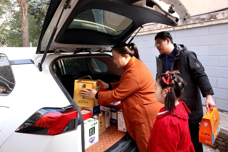 大年初二女儿回娘家可有不少讲究。这习俗体现着孝敬父母、家庭团聚的文化价值，还带着