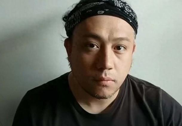 香港男星缺钱发文求工作，因欠租一家六口将无家可归。
 
家庭经济不是非常宽裕还生