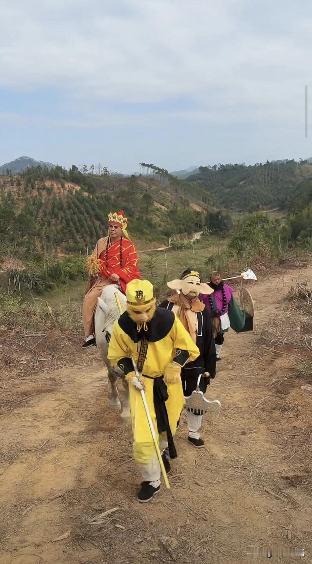 广西老表的赚钱思路就是野！
直接组了个西游记团队搞直播，
唐僧师徒齐上阵“取经”