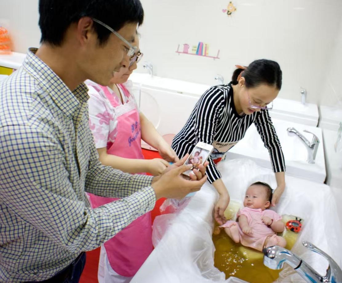 1月16日，四个半月大的女婴在某县马街镇某母婴店泡药浴后出现异常，家人紧急送医后