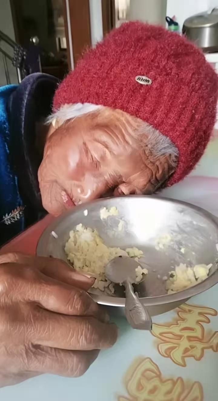 儿子坐在饭桌边哭得站不稳脚，母亲走得太快，没留得下一句话。

那天和往常一样，一