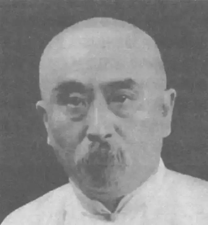1910年，晚清神医自称梦到未来的新中国，没有租界和治外法权，到处高楼大厦，飞船