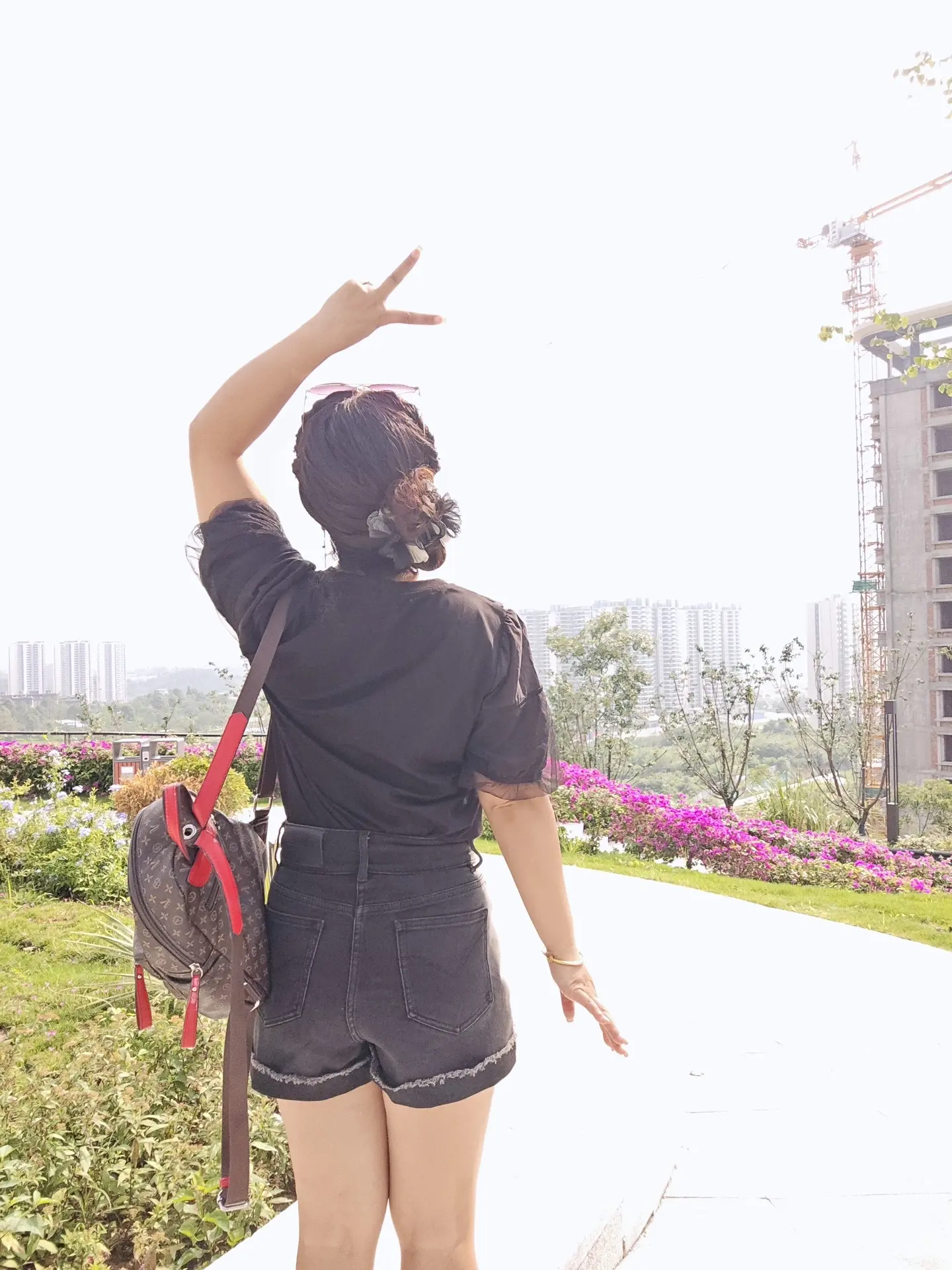 人生这条路总是有坎坷；只能往前走绝不能停留；这才叫人生路。