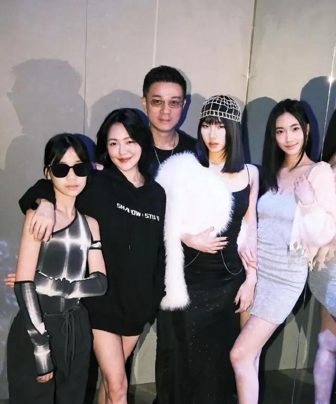 #冬日生活打卡季#小S许雅钧罕见同框为大女儿庆祝18岁生日！
大女儿的颜值引起了