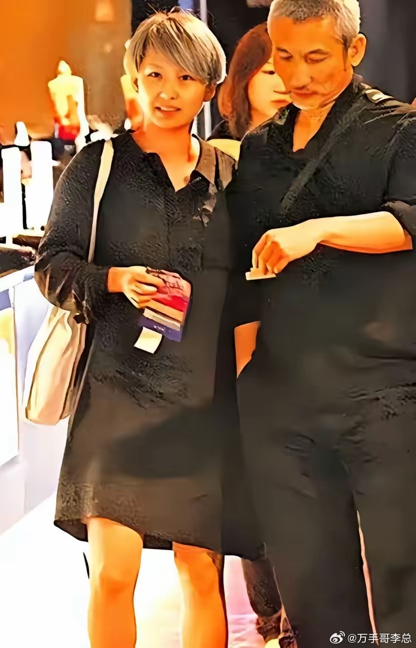 看到大导演徐克和他助理乐乐走在一起的照片，让我想到一句话：“同甘共苦抵不过恰逢其