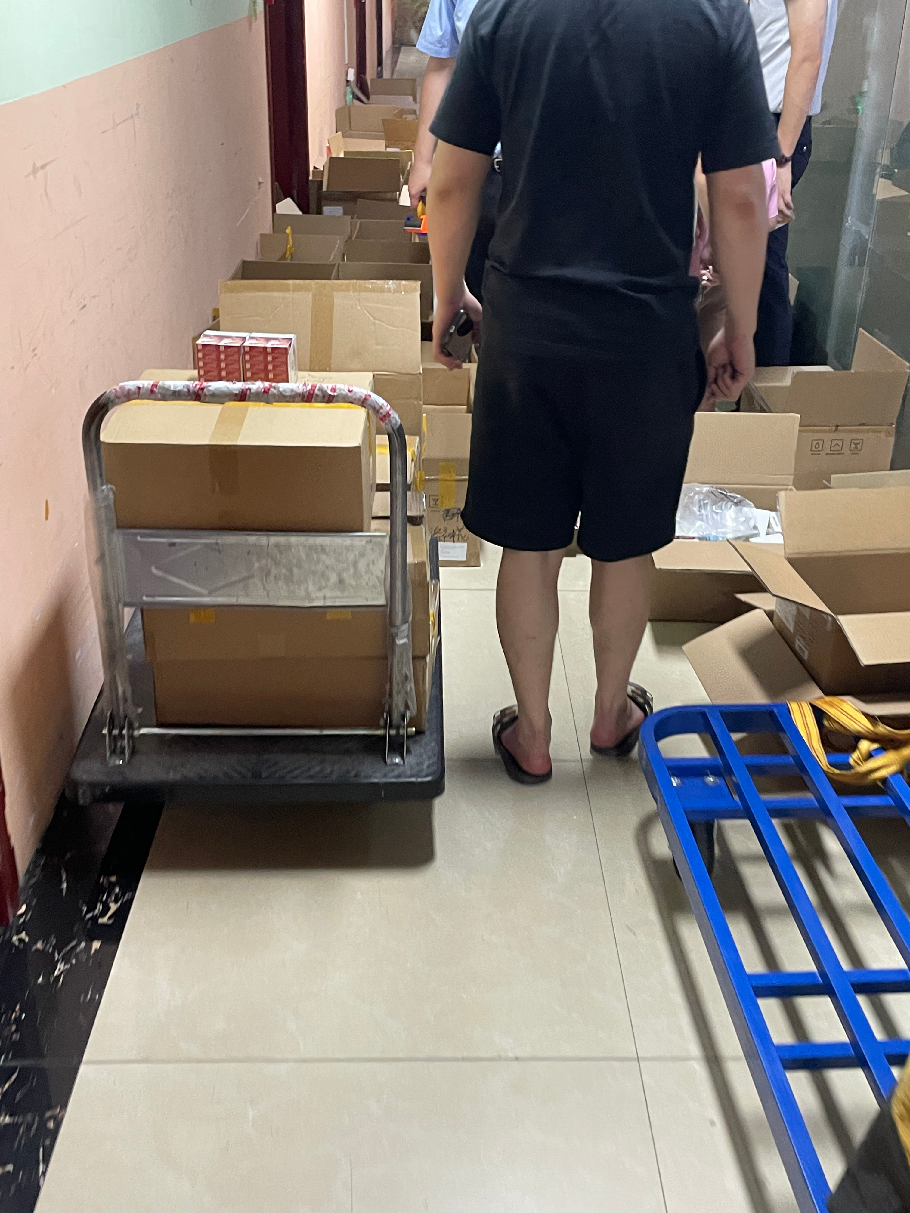 工作室斜对面公司，中午来了很多穿制服的人员，还以为是领导来参观。刚刚路过发现，应