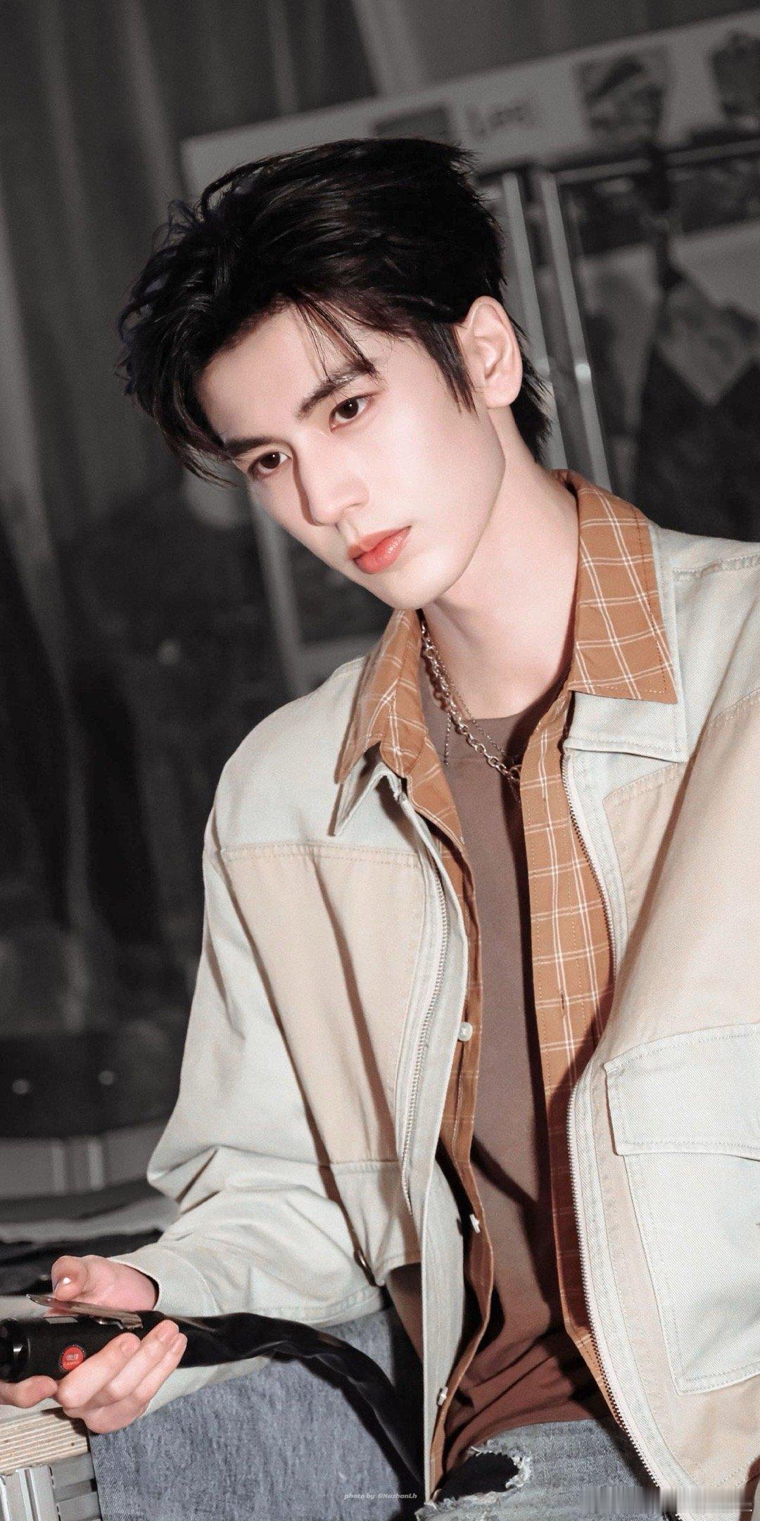 凌探未来 张凌赫五官精致长得好看，身形挺拔大方。平时性格温柔沉稳，做事脚踏实地，