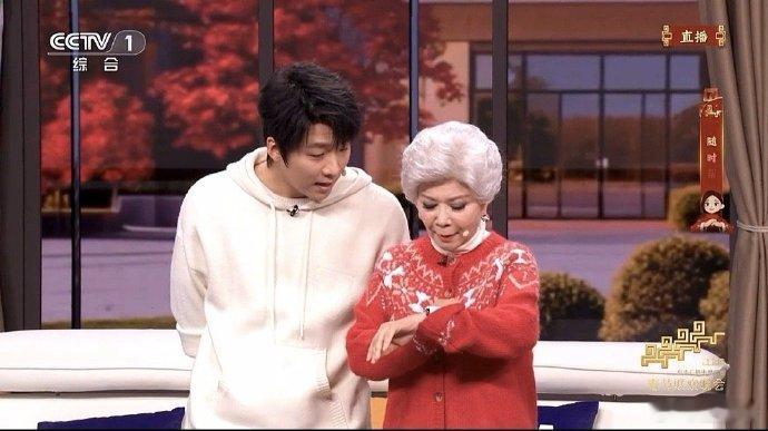 蔡明仿生机器人毛孔级特写蔡明机器人特写马年春晚真的开眼界了！蔡明老师在《奶奶的最