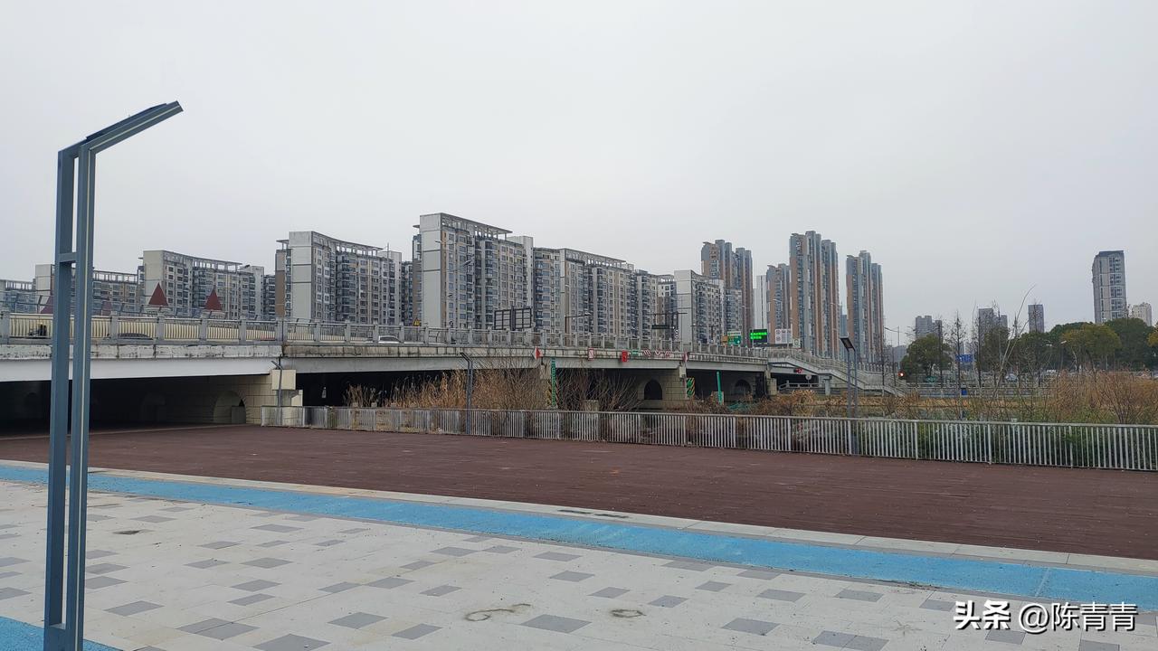 下午，与朋友到河边走了一圈。沿着健身步道，既锻炼了身体，又看了沿途的风景。生态公