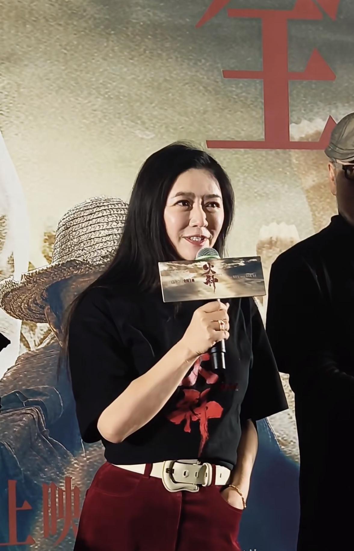 田海蓉女士真的比我们想象的要从容的多，

面对外界的质疑声，

她云淡风轻的样子