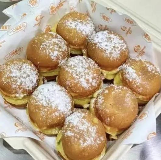 #秋日生活打卡季#
爆浆鸡蛋仔
🥐咖啡与爆浆鸡蛋仔的结合，酥脆与香醇在口中交织