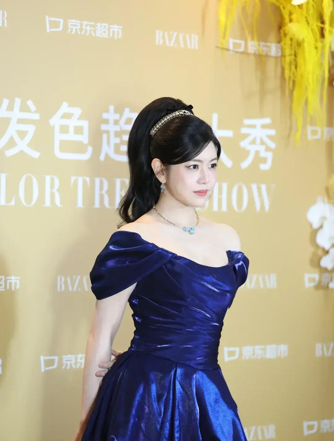 2026年4月7日，北京时尚芭莎发艺趋势大秀现场，41岁陈妍希一袭深蓝公主纱裙亮