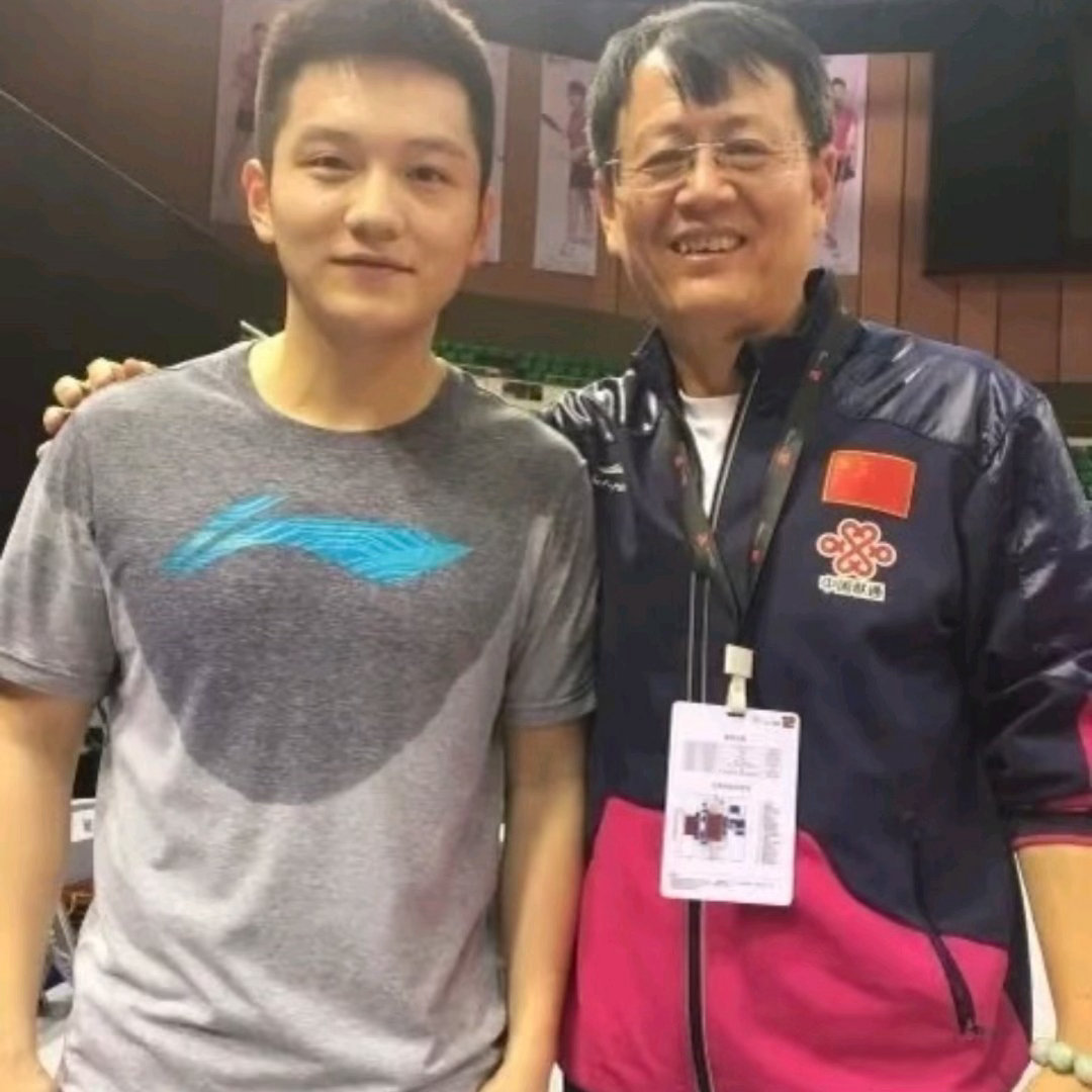 谁懂啊！樊振东一句“那我就早点结婚吧”，把吴敬平指导哄得又哭又笑，双向奔赴的师徒