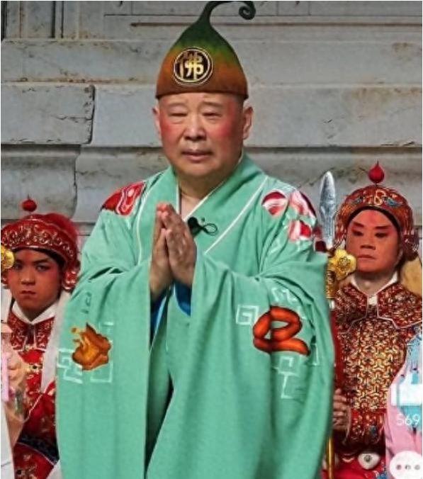篡改红歌这事暂且不说，单看这幅行头装扮，这是哪一类，是滑稽取笑、是扮丑吸眼球，怎