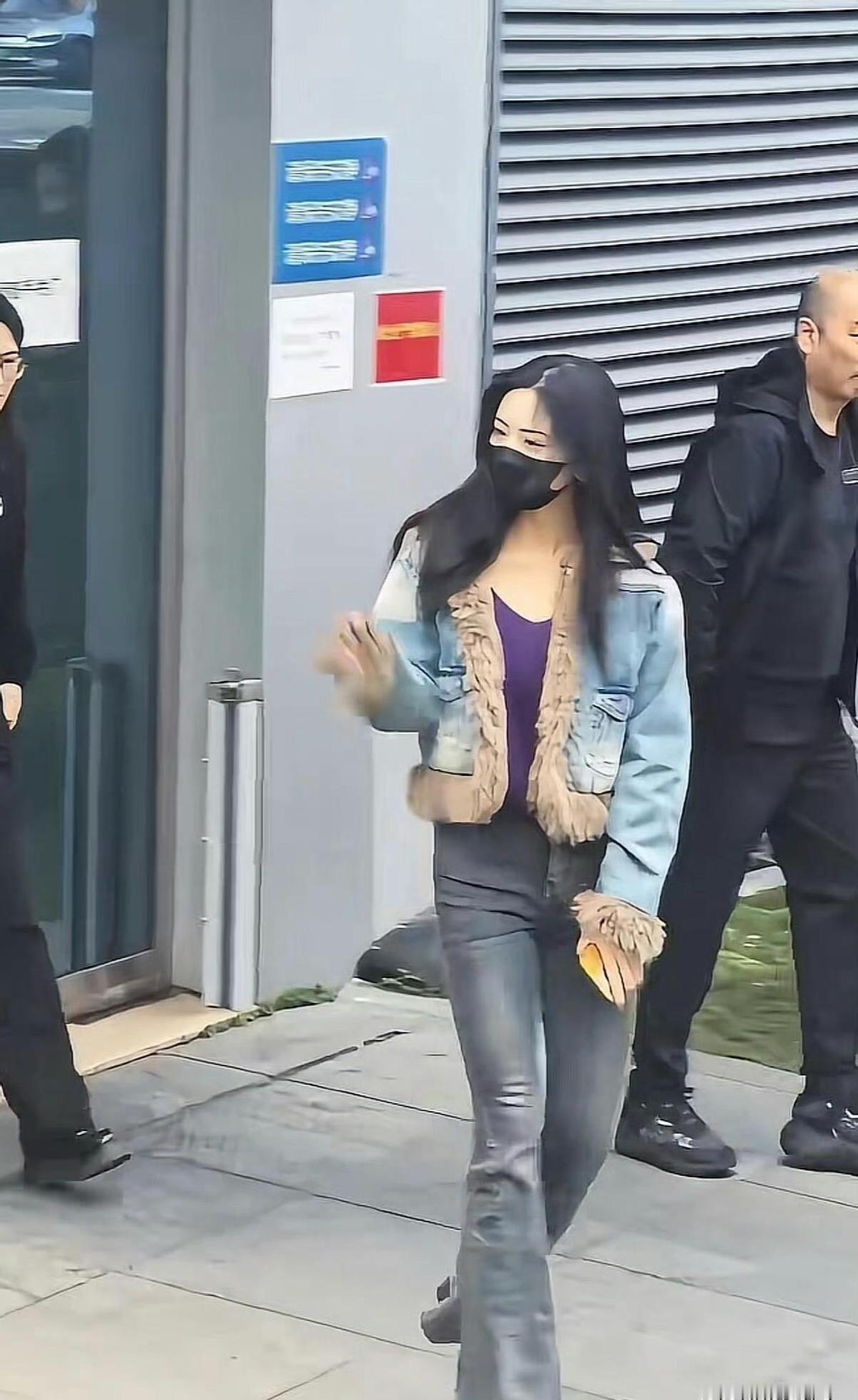 沈月这身复古喇叭裤，直接把“可爱”两个字给干没了。
紫色内搭一穿，整个人的气场都