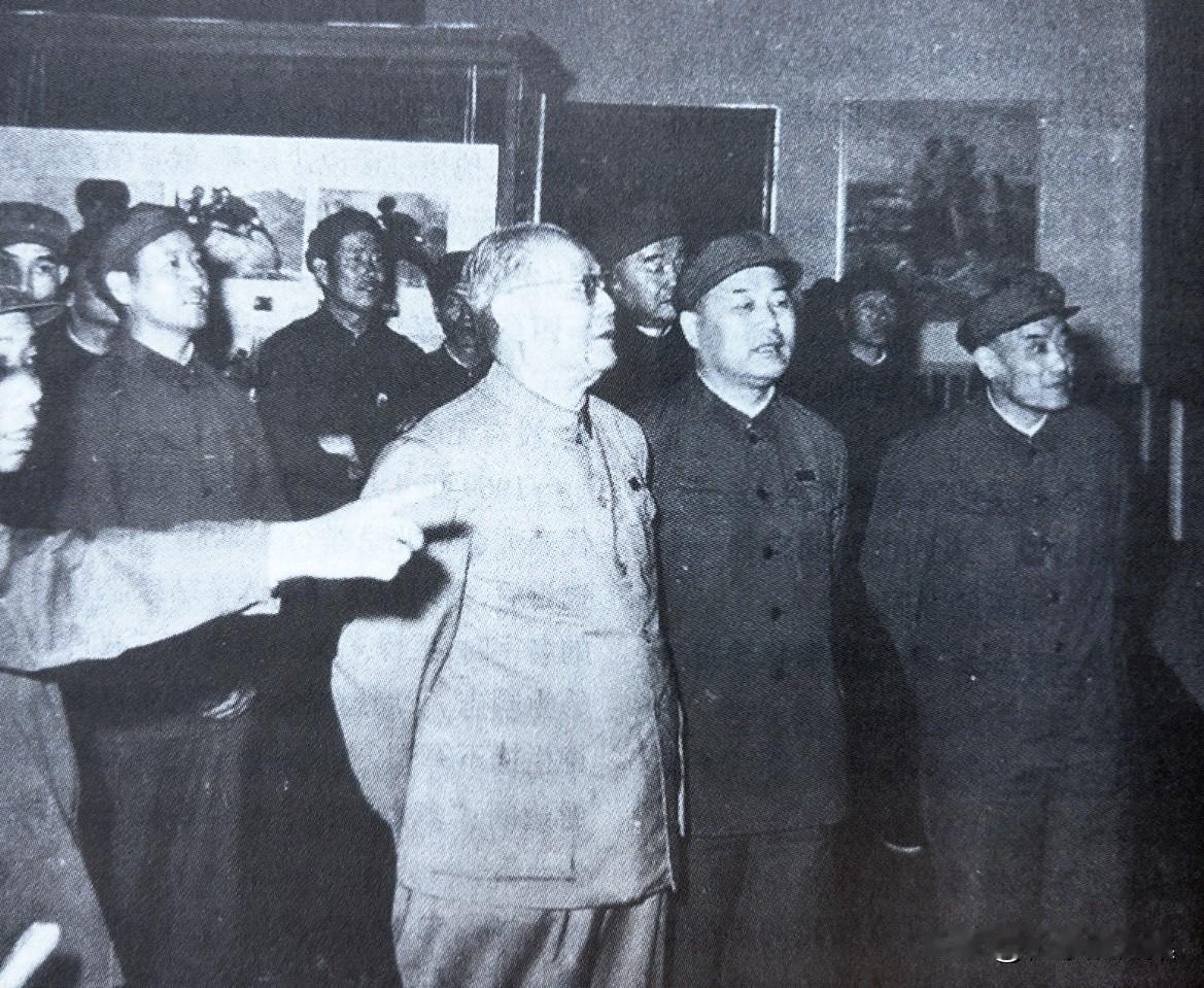 上世纪七十年代，李德生（前排右二）陪同叶剑英（前排右三）视察工作。李德生同志在七