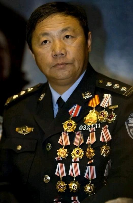2003年8月15日，齐齐哈尔市中心的新华大酒店清洁工李明正在厨房打扫卫生，突然