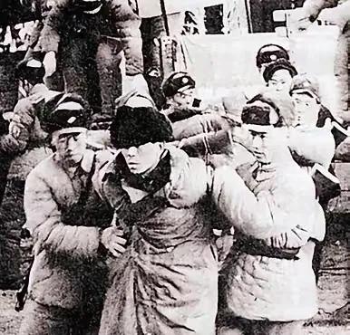 1978年的浙江黄岩icon县宁溪村，几名公安干警撬开村民王金英icon家卧室的