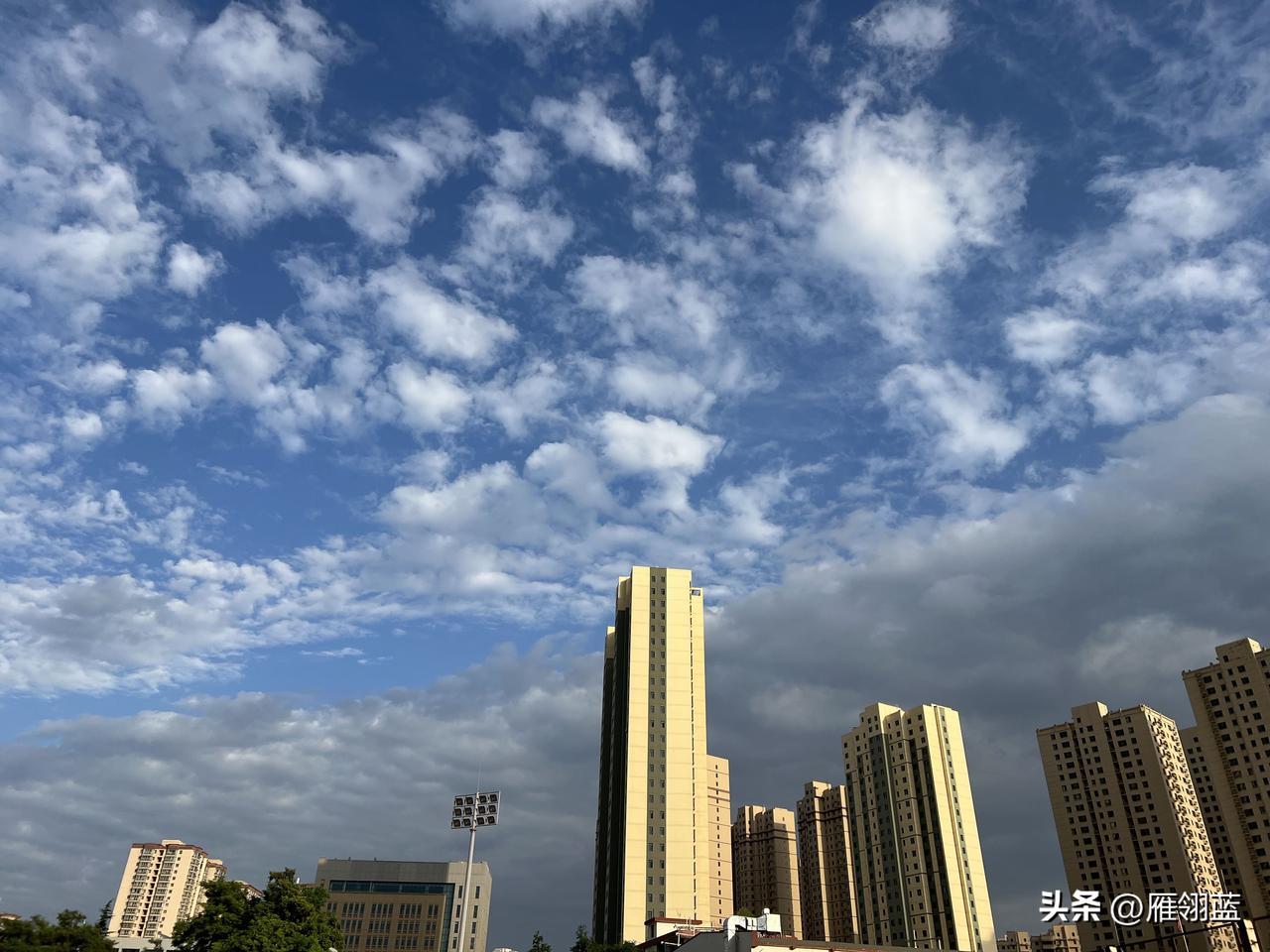 兰州天气预报今天报的是有雨，而且在下午两三点的时候雷声滚滚，这会儿的时间是晚上的